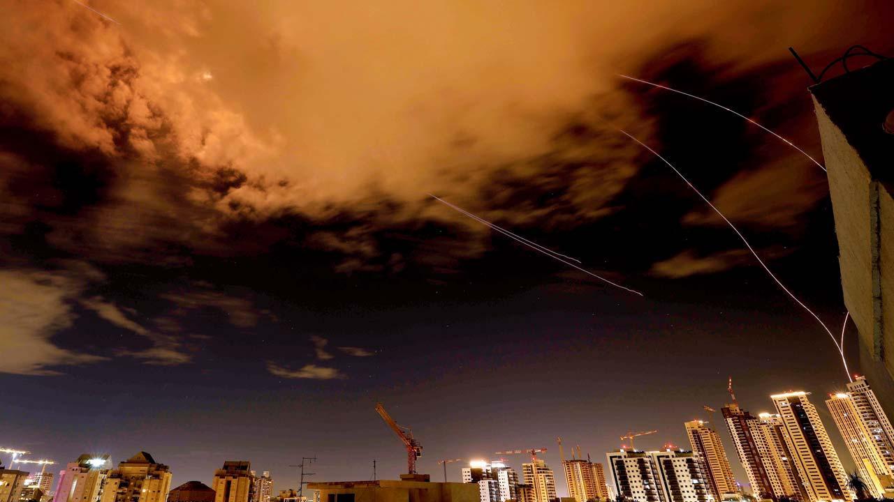 ગઈ કાલે પણ ઈરાને ઇઝરાયલ પર મિસાઇલમારો ચાલુ રાખ્યો હતો. ઇઝરાયલના શહેર નેતન્યાના આકાશમાં આ હુમલાઓના પુરાવા દેખાતા હતા.