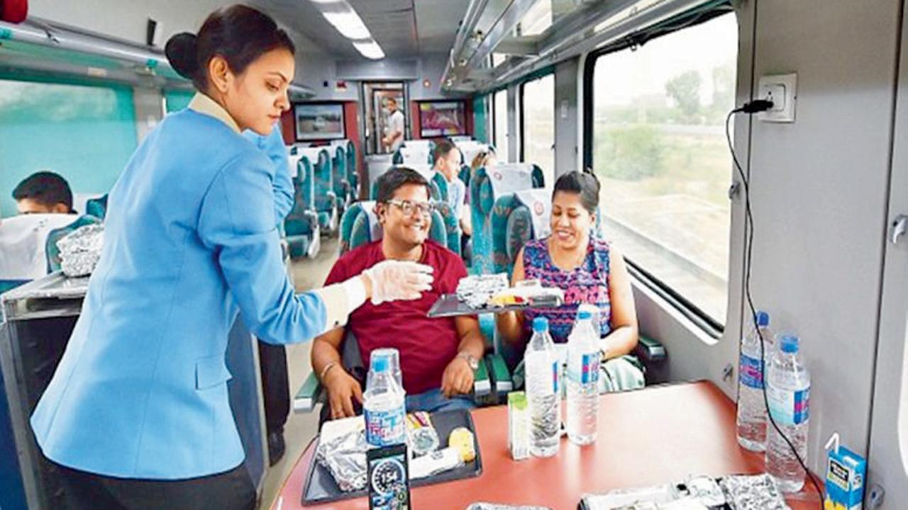 IRCTC દ્વારા રેલવેના નેટવર્ક પર દરરોજ ૧૫ લાખથી વધુ મુસાફરોને ભોજન પીરસવામાં આવે છે, જે એને વિશ્વનાં સૌથી મોટા ઑનબોર્ડ કેટરિંગ ઑપરેશન્સમાંનું એક બનાવે છે.