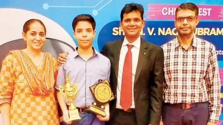 વર્લ્ડ યંગ ઇનોવેટર્સ (WYI) એક્સ્પોમાં પેરન્ટ્સ અને સ્કૂલના સર સાથે ગર્વભેર  અવૉર્ડ હાથમાં લઈને ઊભેલો જૈનિશ 