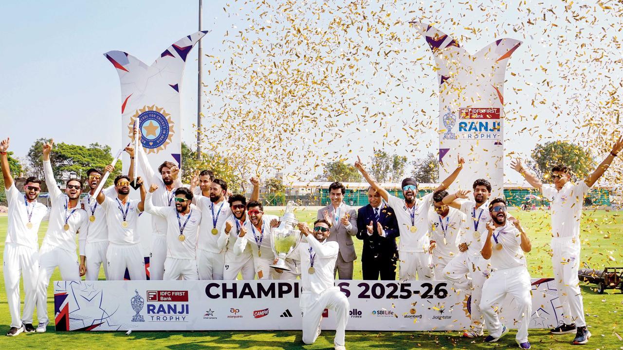 રણજી ટ્રોફી ટુર્નામેન્ટની આઇકૉનિક ટ્રોફી સાથે ચૅમ્પિયન બનવાની ઉજવણી કરતા જમ્મુ ઍન્ડ કાશ્મીરના કૅપ્ટન પારસ ડોગરા અને સાથી-પ્લેયર્સ. 