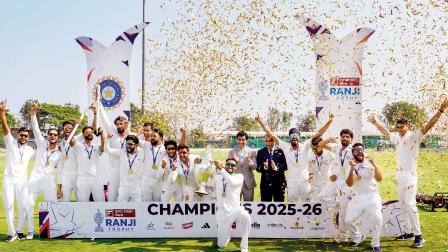 રણજી ટ્રોફી ટુર્નામેન્ટની આઇકૉનિક ટ્રોફી સાથે ચૅમ્પિયન બનવાની ઉજવણી કરતા જમ્મુ ઍન્ડ કાશ્મીરના કૅપ્ટન પારસ ડોગરા અને સાથી-પ્લેયર્સ. 