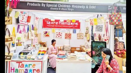 કાલાઘોડા એક્ઝિબિશનમાં સ્પેશ્યલ કિડ્સના આર્ટવર્કમાંથી બનાવેલી પ્રોડક્ટ્સ.