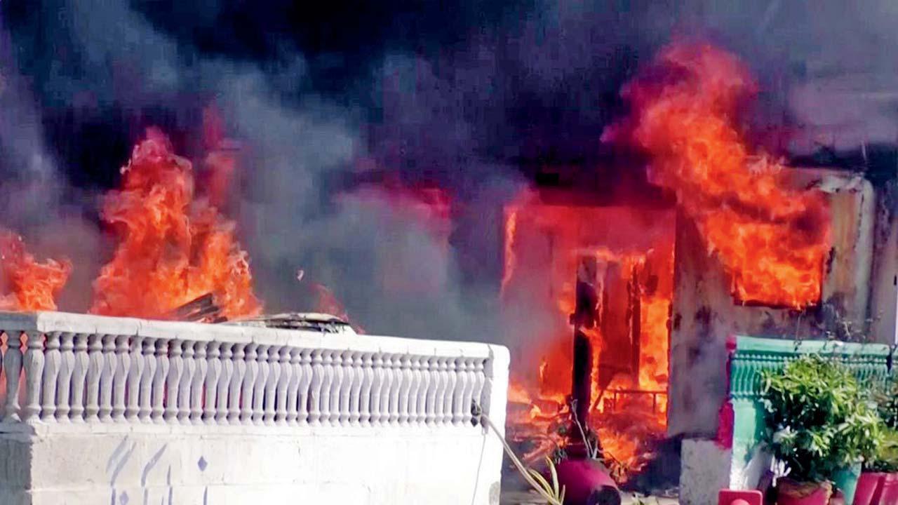 પાકિસ્તાનમાં અમેરિકન કૉન્સ્યુલેટનીબહાર ભીડે તોડફોડ કરીને આગ લગાવી હતી જેમાં અનેક વાહનો બળીને ખાખ થયાં હતાં.