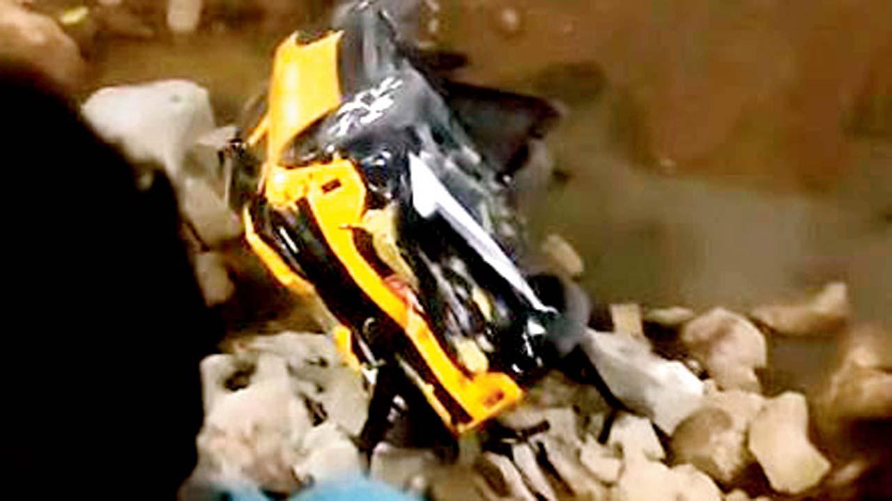 થાણેમાં ટેસ્ટ-ડ્રાઇવ દરમ્યાન ખાડામાં પડેલી કાર.