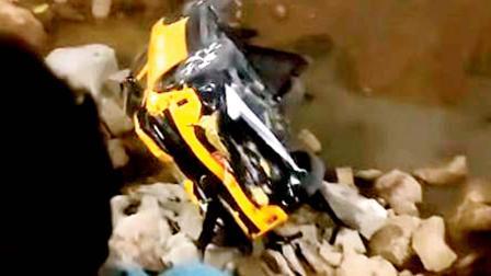 થાણેમાં ટેસ્ટ-ડ્રાઇવ દરમ્યાન ખાડામાં પડેલી કાર.