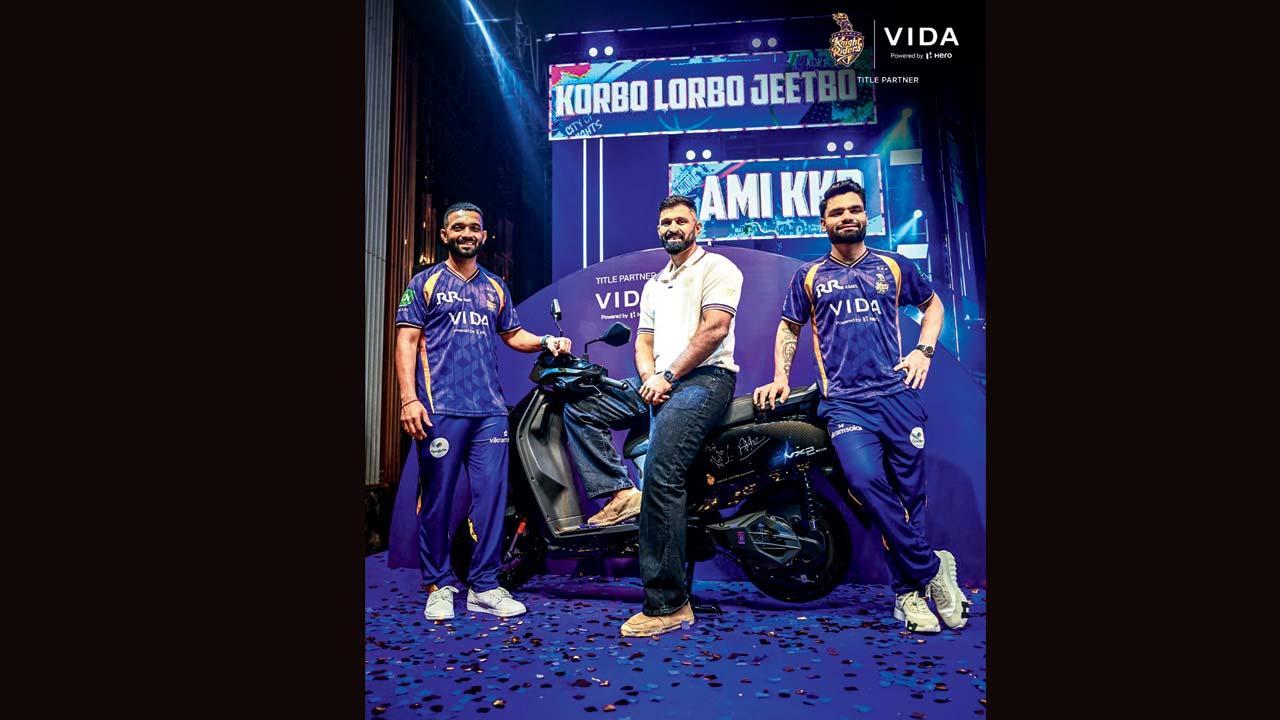 કલકત્તાના કૅપ્ટન અજિંક્ય રહાણે, હેડ કોચ અભિષેક નાયર સાથે વાઇસ-કૅપ્ટન રિન્કુ સિંહ.