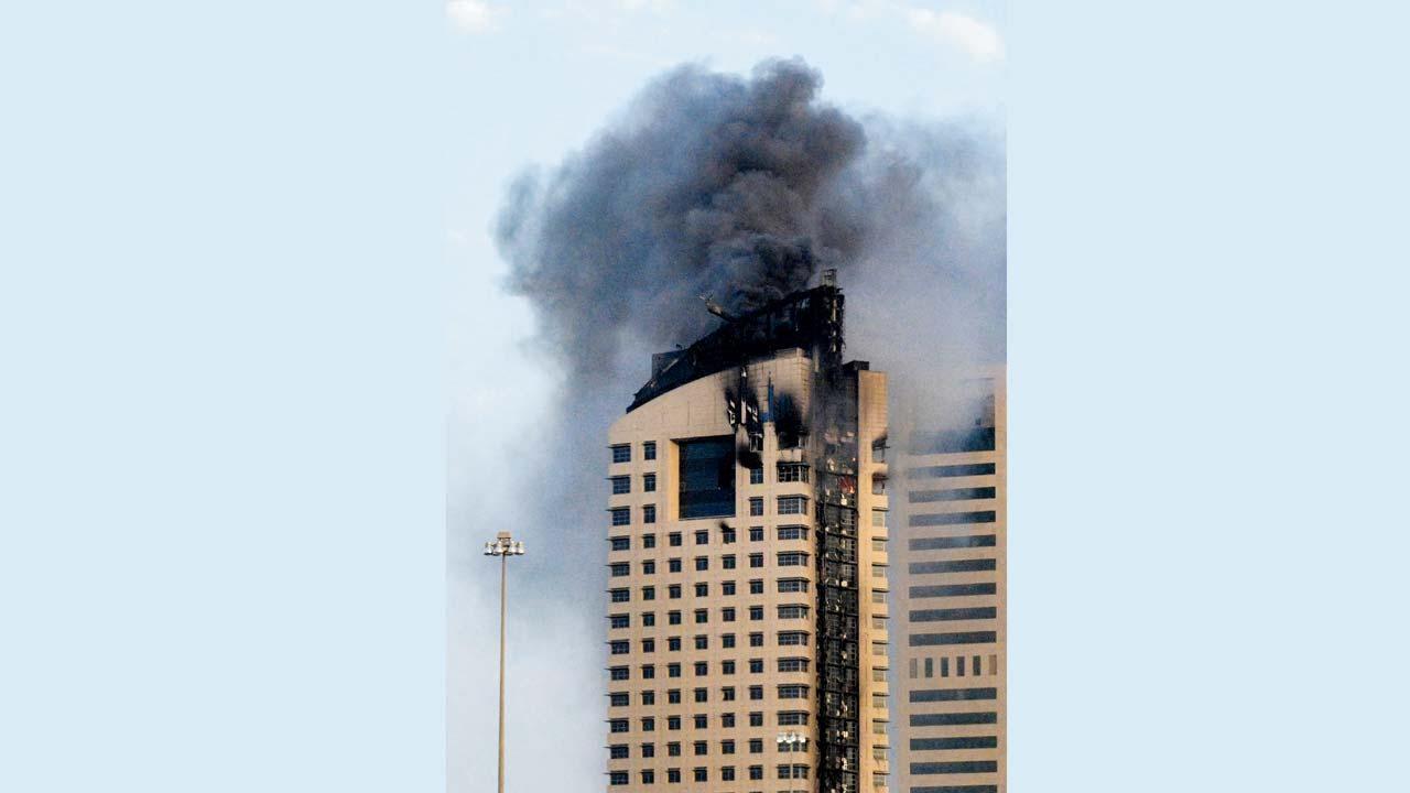 હજી પણ જાડો, કાળો ધુમાડો નીકળી રહ્યો છે અને દૂરથી જોઈ શકાય છે.