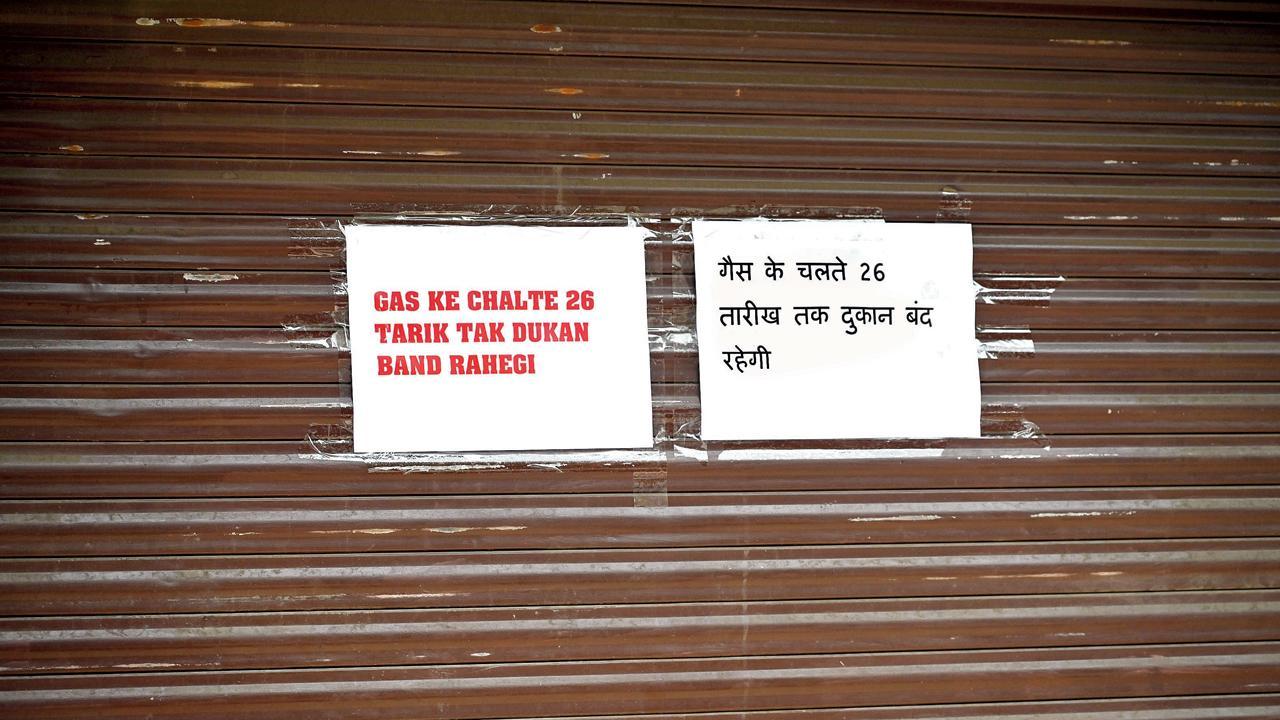 LPGની અછતને કારણે શુક્લાજી સ્ટ્રીટની બંધ દુકાન (તસવીર : અતુલ કાંબળે)