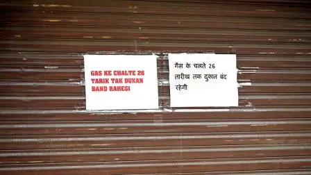 LPGની અછતને કારણે શુક્લાજી સ્ટ્રીટની બંધ દુકાન (તસવીર : અતુલ કાંબળે)