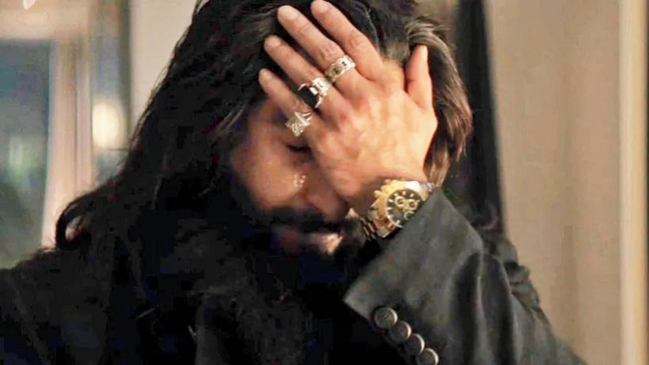 હમઝા અલી મઝારીના હાથ પર દેખાતી લક્ઝરી વૉચ