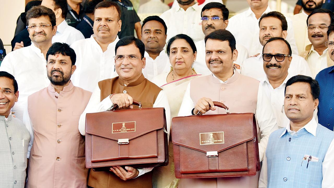 ગઈ કાલે વિધાનભવનમાં બજેટ રજૂ કરવા જતાં પહેલાં મીડિયા સમક્ષ મુખ્ય પ્રધાન દેવેન્દ્ર ફડણવીસ અને તેમની ટીમ.