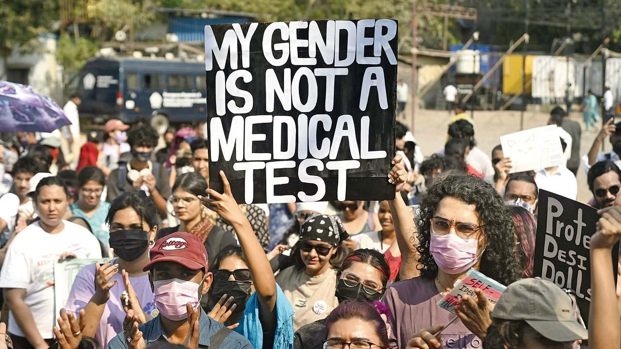 ગઈ કાલે મુંબઈમાં આઝાદ મેદાન પર બિલનો વિરોધ કરતા LGBTQ સમુદાયના લોકો. તસવીરોઃ આશિષ રાજે