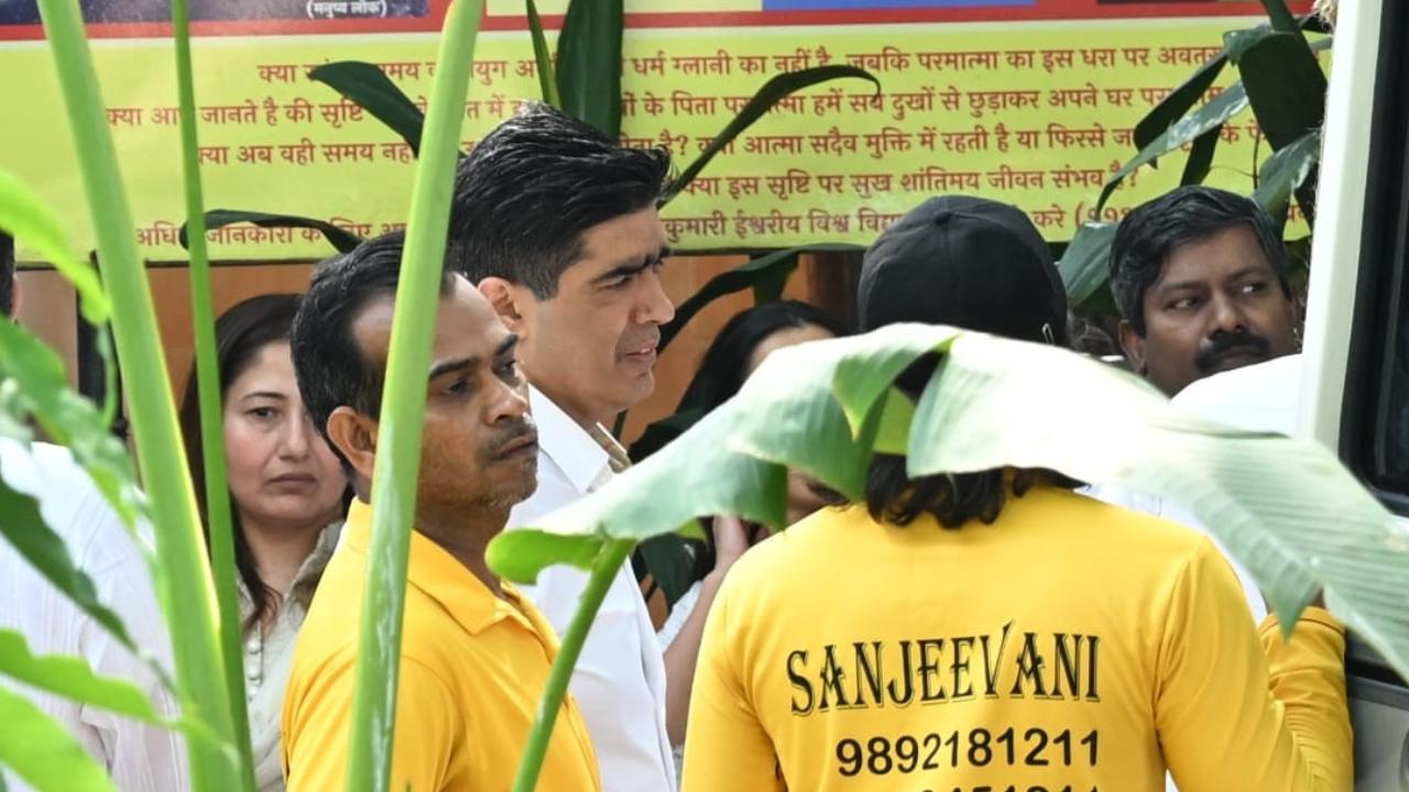 ભારે હૃદય સાથે માતાની અંતિમ યાત્રામાં જોડાયા મનીષ મલ્હોત્રા (તસવીરઃ સતેજ શિંદે)