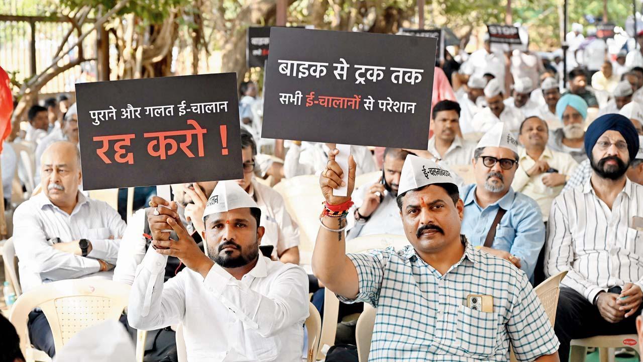 મહારાષ્ટ્ર ટ્રાન્સપોર્ટર્સ ઍક્શન કમિટીના સભ્યો ગઈ કાલે આઝાદ મેદાનમાં આંદોલન પર ઊતર્યા હતા. તસવીર : સૈયદ સમીર અબેદી