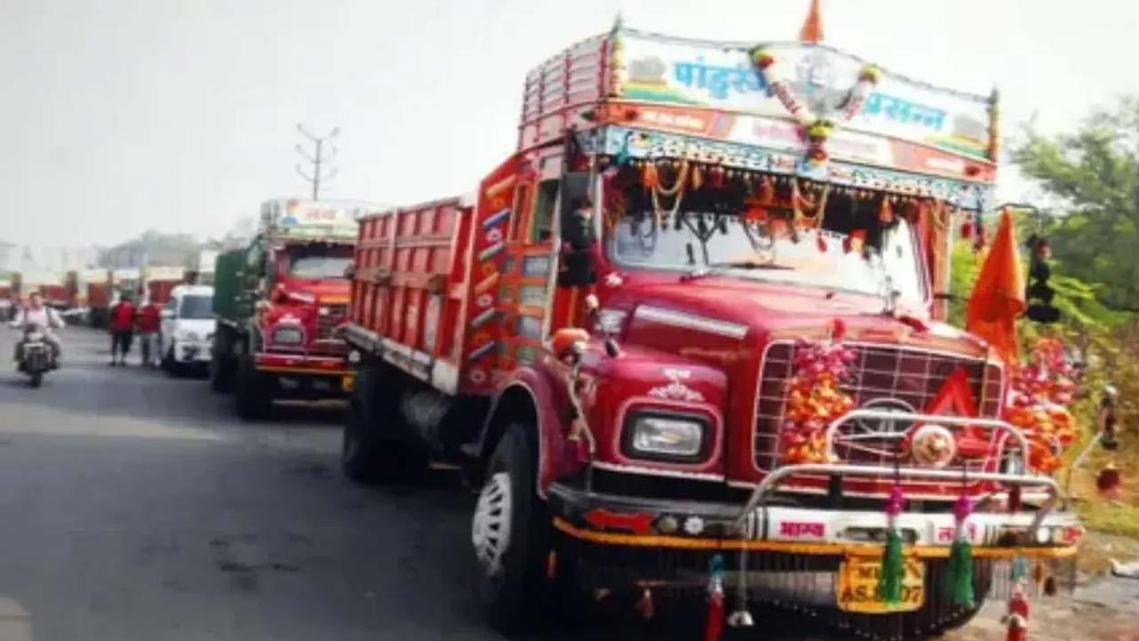 સ્કૂલ અને ખાનગી બસો, અને ટ્રક, ટેમ્પો, ટેક્સી અને ટેન્કર સહિતના કમર્શિયલ વાહનો હડતાળ પાડશે