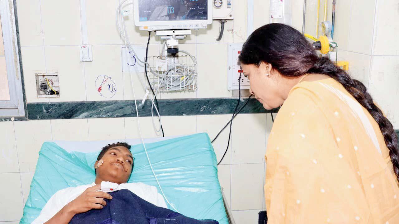 મેયર રિતુ તાવડેએ રાજાવાડી હૉસ્પિટલમાં જઈને ઘાયલ મજૂરો સાથે વાતચીત કરી હતી. 