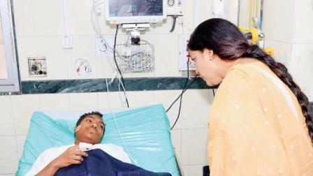 મેયર રિતુ તાવડેએ રાજાવાડી હૉસ્પિટલમાં જઈને ઘાયલ મજૂરો સાથે વાતચીત કરી હતી. 