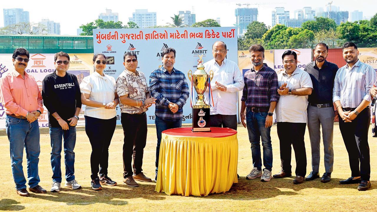 ઓપનિંગ સેરેમનીમાં આ સીઝન માટેની ટ્રોફીનું અનાવરણ જનસેવક ગોપાલ શેટ્ટી અને અન્યોની હાજરીમાં થયું