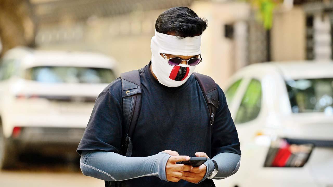 મુંબઈમાં બપોરે બાર વાગ્યા પછી રીતસર ગરમ લૂ જેવી હવા લાગતી હતી. લોકો રસ્તા પર ગરમીથી બચવા હાથ-ચહેરો ચહેરો કવર કરીને ફરતા જોવા મળ્યા હતા. તસવીર ઃ શાદાબ ખાન