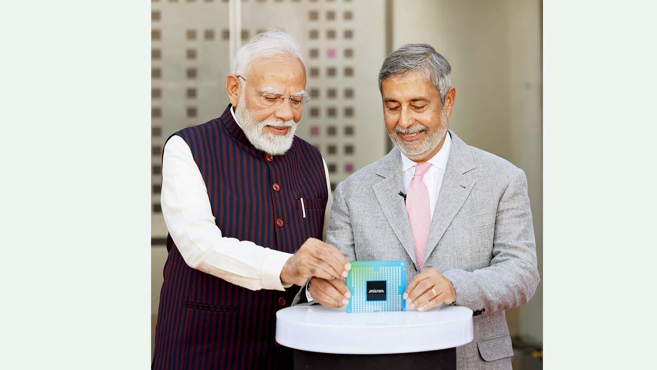 નરેન્દ્ર મોદીએ ગઈ કાલે સાણંદમાં માઇક્રોન્સના સેમિકન્ડક્ટર ATMP સુવિધાનો પ્રારંભ કર્યો હતો.