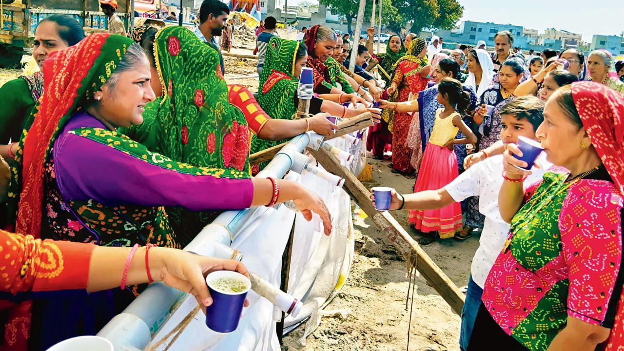 કથા-મંડપ પાસે બનાવેલાં કાઉન્ટરો પરથી નળમાંથી શેરડીનો રસ કાઢીને શ્રોતાઓને આપવામાં આવે છે