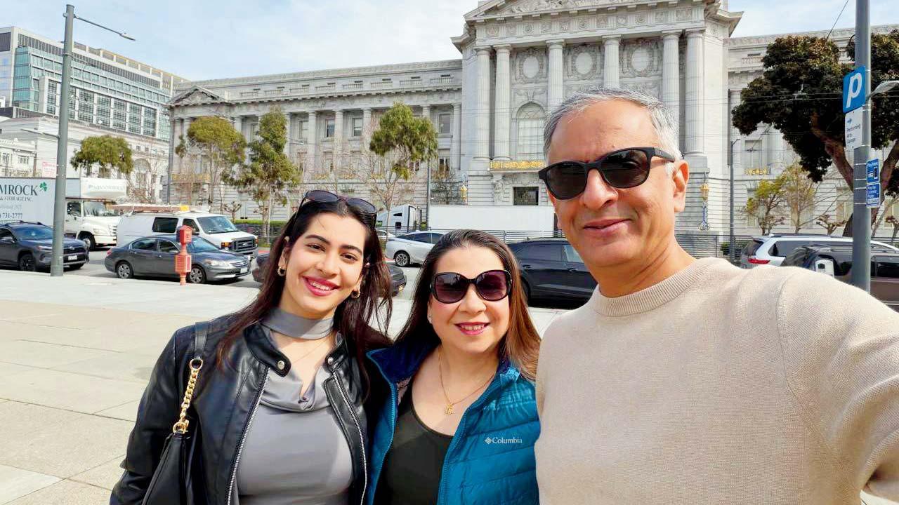 સિદ્ધાર્થ મુખરજી પત્ની આયશા અને દીકરી અનિકા સાથે.