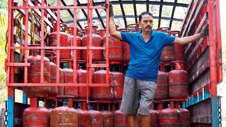 ગઈ કાલે મુંબઈમાં LPG સિલિન્ડરોનું વિતરણ કરવા નીકળેલી એક ટ્રક.