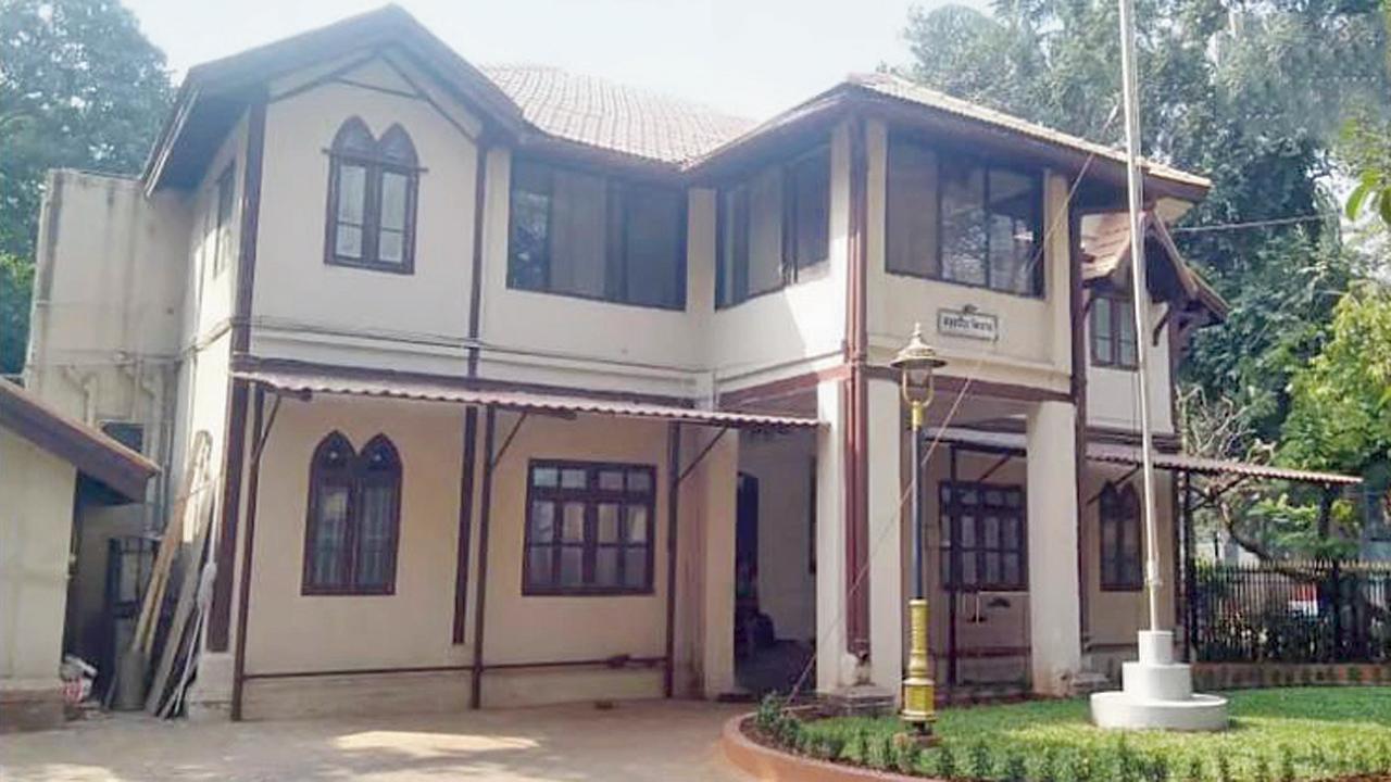 રાણીબાગની અંદર આ બંગલો આવેલો છે