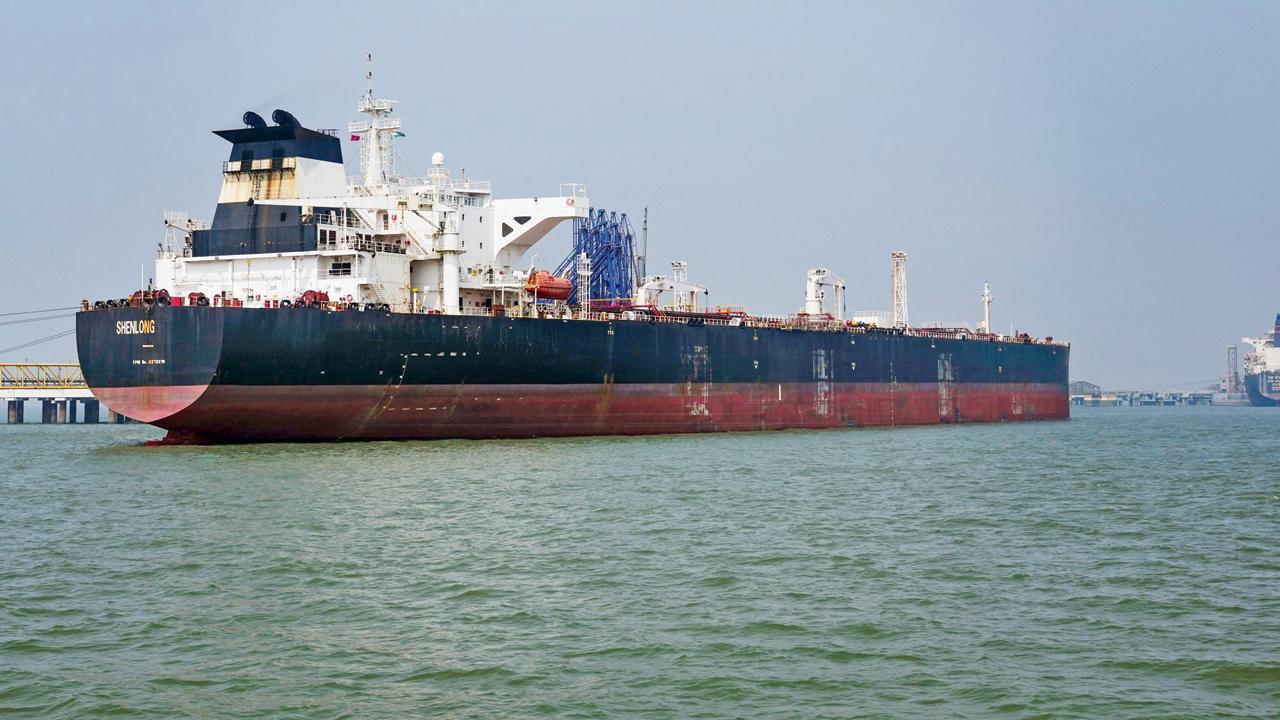 સાઉદી અરેબિયાથી કાચું તેલ લઈને એક મોટું ટૅન્કર સુરક્ષિત રીતે મુંબઈ પહોંચી ગયું છે