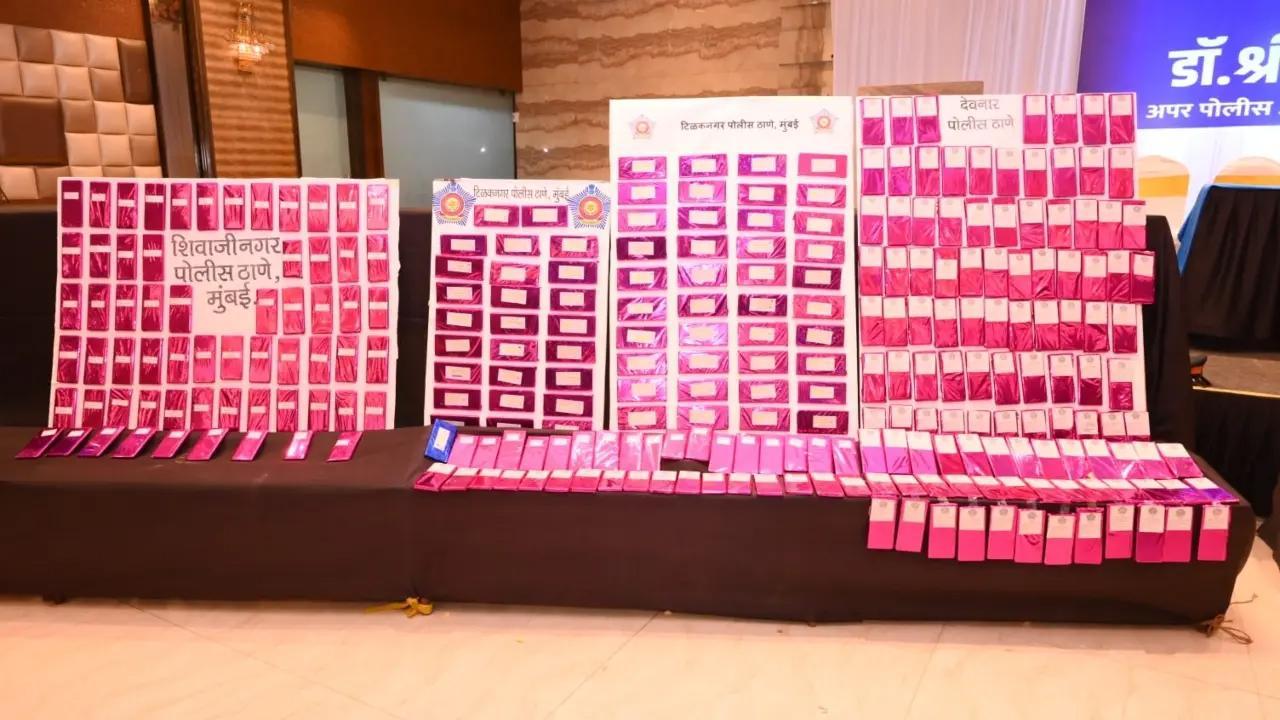 મુંબઈ પોલીસે 2 કરોડ રૂપિયાથી વધુ કિંમતની વસ્તુઓ ફરિયાદીઓને પરત કરી, જુઓ તસવીરો