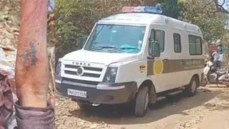 મરનારના હાથ પરનું ટૅટૂ અને ઘટનાસ્થળે પહોંચેલી પોલીસ.