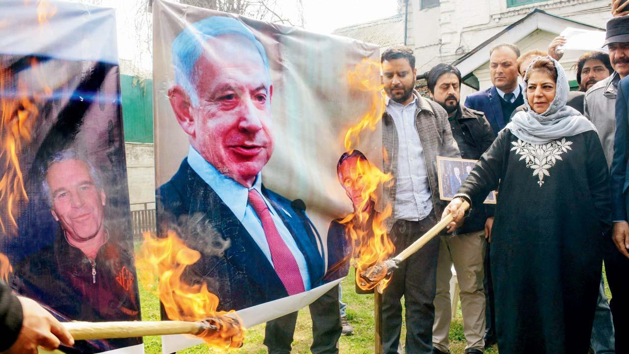 ઈરાન પર થયેલા હુમલાનો વિરોધ કરવા ગઈ કાલે શ્રીનગરમાં પીપલ્સ ડેમોક્રૅટિક પાર્ટીનાં પ્રમુખ મેહબૂબા મુફ્તીએ ઇઝરાયલના વડા પ્રધાન બેન્જામિન નેતન્યાહુ અને ડોનલ્ડ ટ્રમ્પનાં પોસ્ટર સળગાવ્યાં હતાં. 