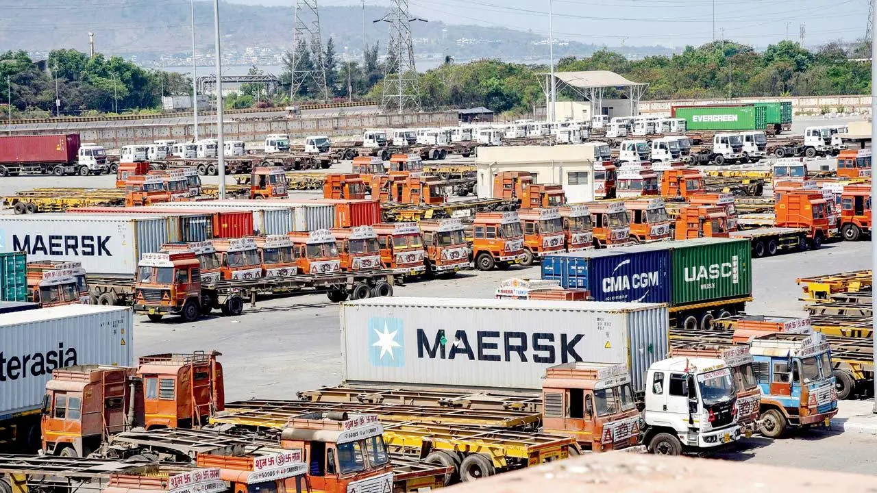 જવાહરલાલ નેહરુ પોર્ટ ઑથોરિટીમાં અટવાયેલાં કન્ટેનર.