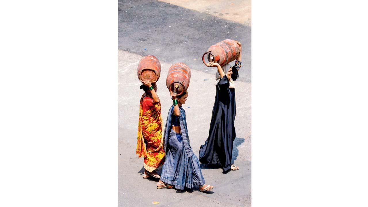 ગઈ કાલે નવી મુંબઈના સાનપાડામાં ખાલી સિલિન્ડર લઈ જતી મહિલાઓ.