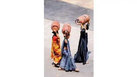 ગઈ કાલે નવી મુંબઈના સાનપાડામાં ખાલી સિલિન્ડર લઈ જતી મહિલાઓ.