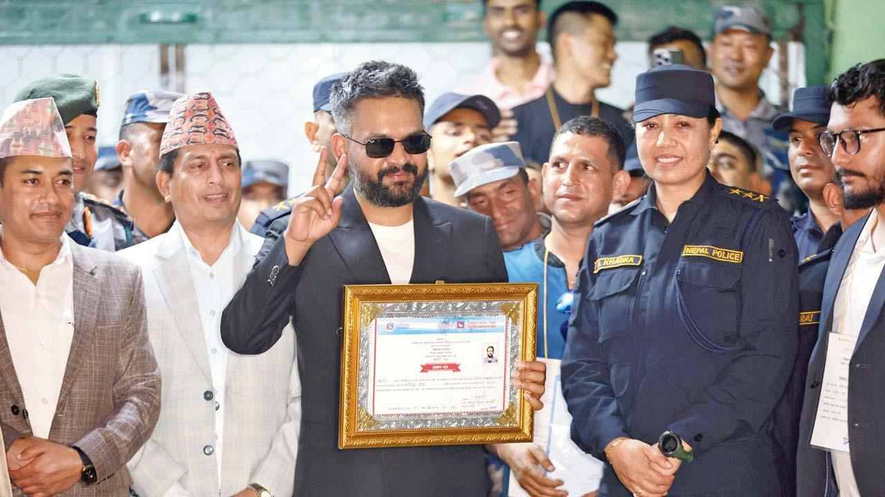 કેપી શર્મા ઓલી સામે ભારે બહુમતીથી જીત મેળવ્યાના સર્ટિફિકેટ સાથે કાઠમાંડુના ભૂતપૂર્વ મેયર અને રાષ્ટ્રીય સ્વતંત્રતા પાર્ટીના વડા પ્રધાનપદના ઉમેદવાર બાલેન શાહ.