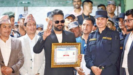 કેપી શર્મા ઓલી સામે ભારે બહુમતીથી જીત મેળવ્યાના સર્ટિફિકેટ સાથે કાઠમાંડુના ભૂતપૂર્વ મેયર અને રાષ્ટ્રીય સ્વતંત્રતા પાર્ટીના વડા પ્રધાનપદના ઉમેદવાર બાલેન શાહ.