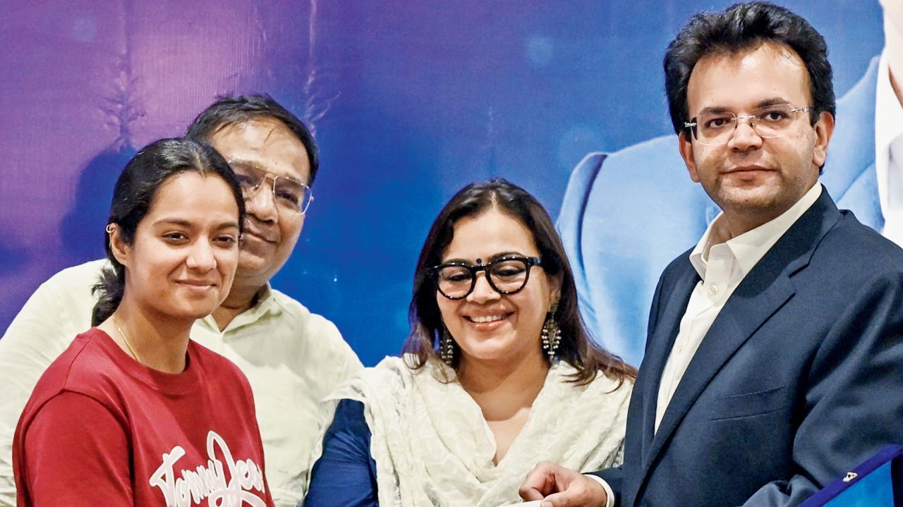 દિલ્હી ઍન્ડ ડિસ્ટ્રિક્ટ ક્રિકેટ અસોસિએશનના પ્રમુખ રોહન જેટલીએ વર્લ્ડ કપ ચૅમ્પિયન પ્રતીકા રાવલને એક સમારોહમાં ૫૧ લાખ રૂપિયાનો ચેક આપીને સન્માનિત કરી હતી.