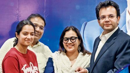 દિલ્હી ઍન્ડ ડિસ્ટ્રિક્ટ ક્રિકેટ અસોસિએશનના પ્રમુખ રોહન જેટલીએ વર્લ્ડ કપ ચૅમ્પિયન પ્રતીકા રાવલને એક સમારોહમાં ૫૧ લાખ રૂપિયાનો ચેક આપીને સન્માનિત કરી હતી.