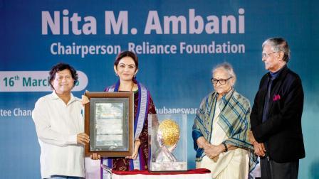 નીતા એમ. અંબાણીને કલિંગા ઇન્સ્ટિટ્યૂટ ઑફ સોશ્યલ સાયન્સિસ હ્યુમૅનિટેરિયન અવૉર્ડ