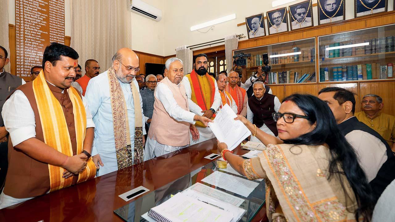 ગઈ કાલે પટનામાં અમિત શાહ અને નીતિન નબીનની ઉપસ્થિતિમાં રાજ્યસભાની ચૂંટણી માટે નામાંકનપત્ર ભરતા નીતીશકુમાર.