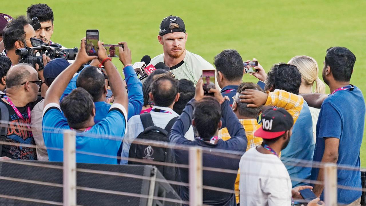 પ્રૅક્ટિસ-સેશન દરમ્યાન મેદાન પર પત્રકારોના સવાલોનો જવાબ આપતો ગ્લેન ફિલિપ્સ.