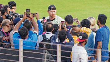 પ્રૅક્ટિસ-સેશન દરમ્યાન મેદાન પર પત્રકારોના સવાલોનો જવાબ આપતો ગ્લેન ફિલિપ્સ.