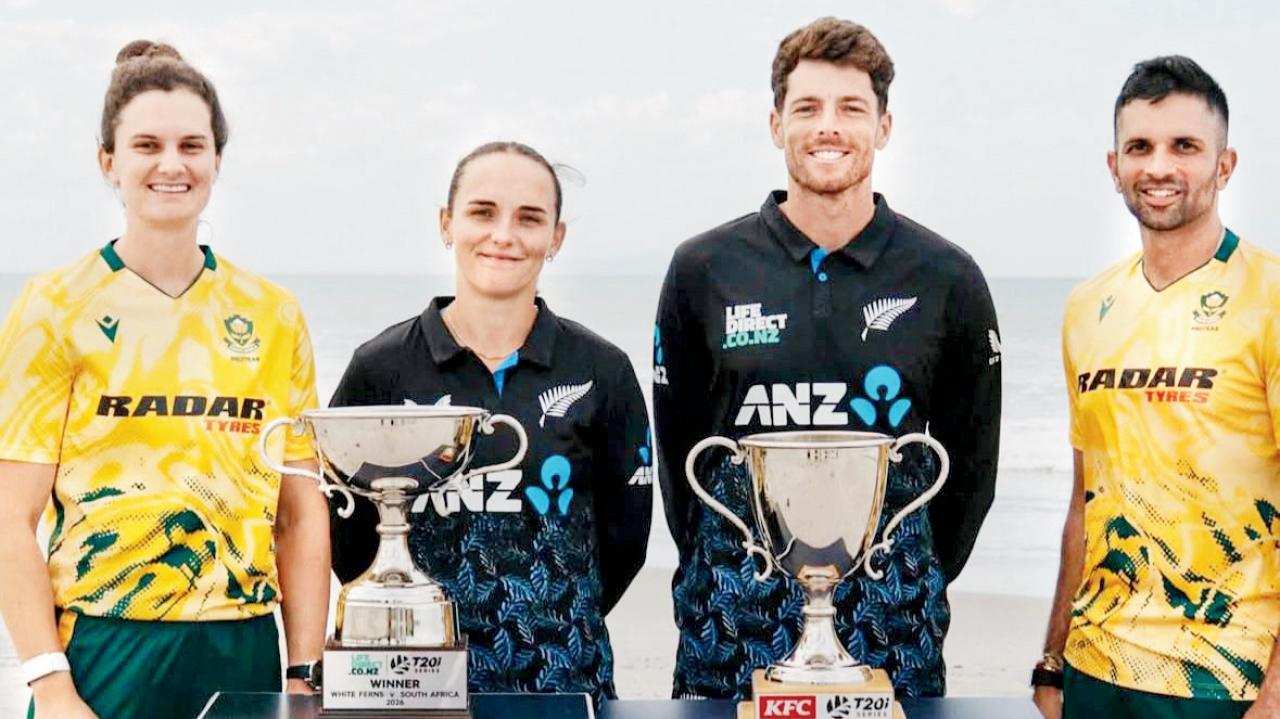 ડાબેથી સાઉથ આફ્રિકાની કૅપ્ટન લૉરા વોલ્વાર્ટ, ન્યુ ઝીલૅન્ડની કૅપ્ટન મેલી કેર, ન્યુ ઝીલૅન્ડનો કૅપ્ટન મિચલ સૅન્ટનર અને સાઉથ આફ્રિકાનો કૅપ્ટન કેશવ મહારાજ. 