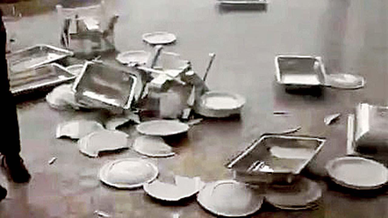 ગઈ કાલે પટનામાં JDUની ઑફિસની બહાર નીતીશ કુમારના નિર્ણયનો વિરોધ પાર્ટીના કાર્યકરોએ કર્યો તથા ઑફિસમાં કરવામાં આવેલી તોડફોડ આ રહી