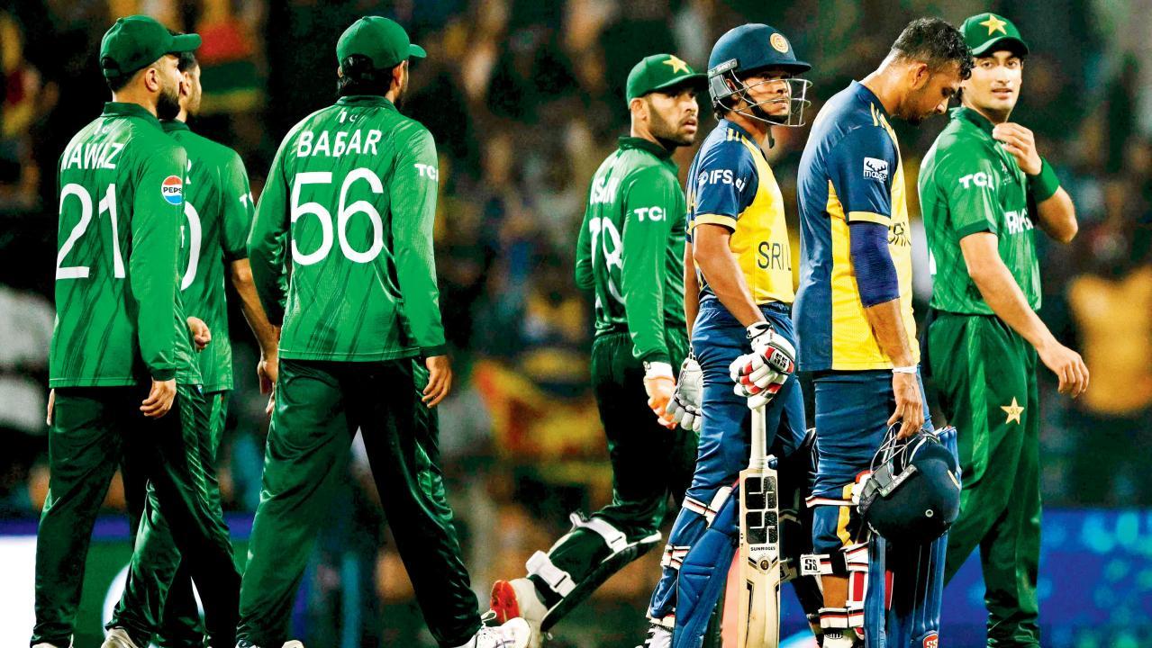 પલેકેલેમાં સેમી-ફાઇનલમાં એન્ટ્રી ન મળતાં પાકિસ્તાન અને ટાર્ગેટની નજીક પહોંચીને હારતાં શ્રીલંકાના પ્લેયર્સ નિરાશ થઈને મેદાન છોડતા જોવા મળ્યા હતા.