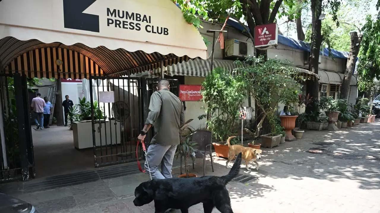 મુંબઈ પોલીસે સાવચેતીના પગલા તરીકે બૉમ્બ ડિટેક્શન એન્ડ ડિસ્પોઝલ સ્ક્વોડ (બીડીડી) અને ડોગ સ્ક્વોડને તૈનાત કરી હતી. (તસવીર- અતુલ કાંબળે)