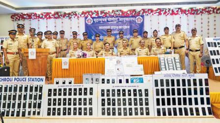 ગઈ કાલે આશરે પાંચ લાખ રૂપિયાના ચોરાયેલા દાગીના પોલીસ પાસેથી પાછા મેળવતાં ઘાટકોપરમાં રહેતાં ઈશા જોશી અને પોલીસે કરેલી મોબાઇલની રિકવરી.