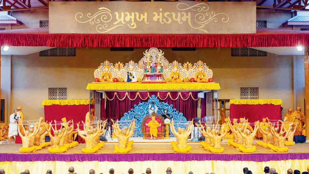 દીક્ષા મહોત્સવમાં ૩૩ પાર્ષદોને મહંતસ્વામી મહારાજે સંત દીક્ષા પ્રદાન કરી હતી.