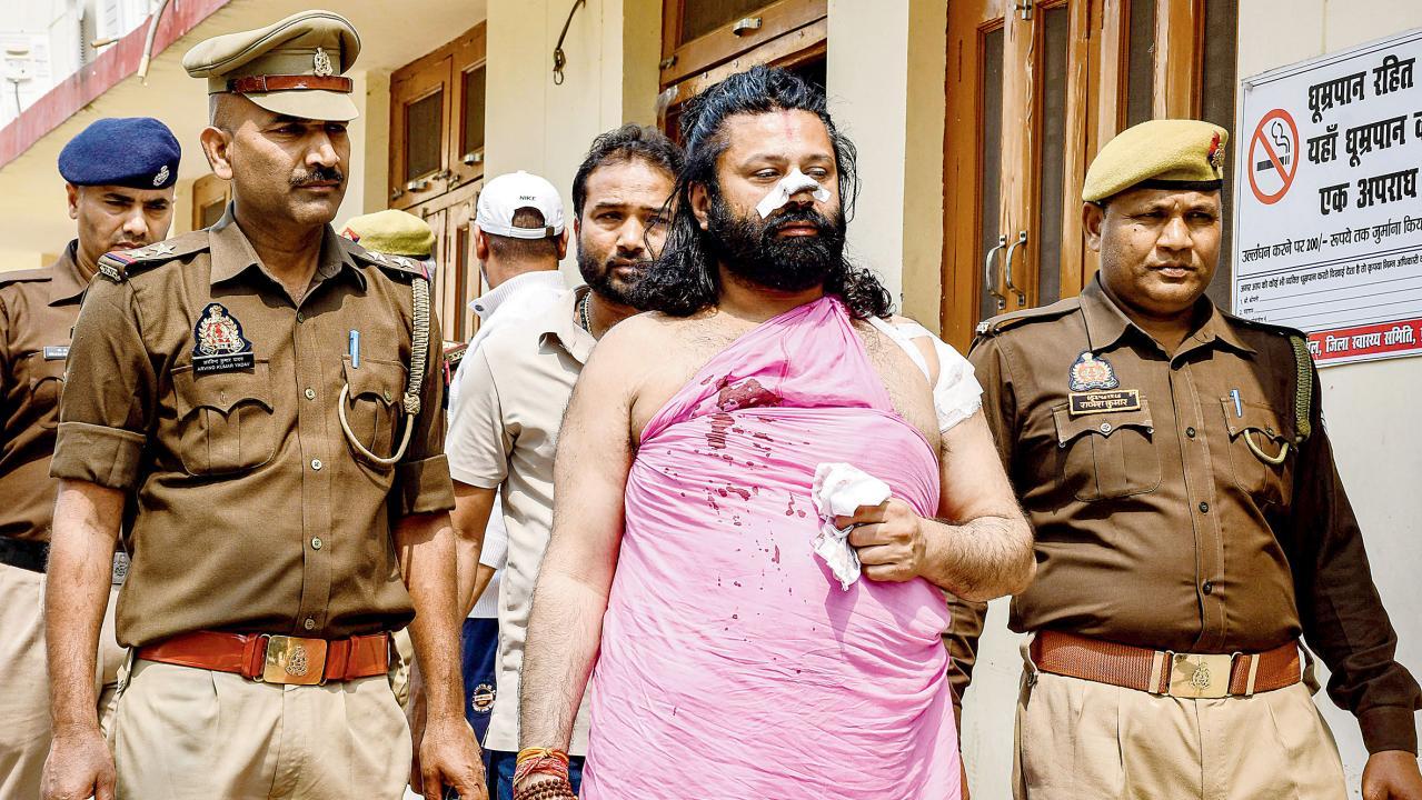 અજાણી વ્યક્તિએ આશુતોષ બ્રહ્મચારી પર ટ્રેનમાં બ્લેડથી હુમલો કર્યા બાદ પ્રયાગરાજમાં તેમને મેડિકલ તપાસ માટે લઈ જવાયા હતા.